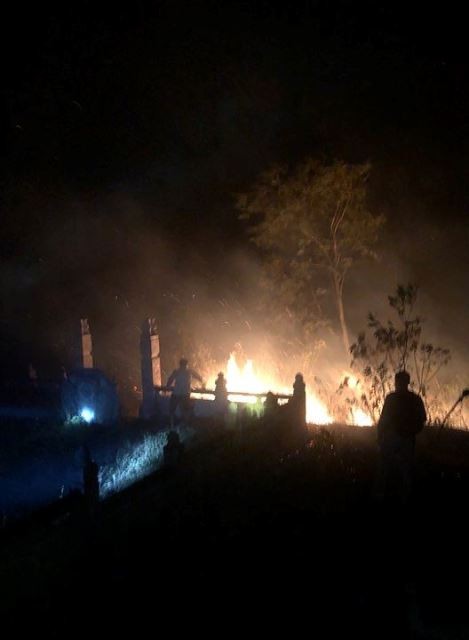 Cháy rừng đe dọa ngôi chùa trăm tuổi tại Hương Sơn.