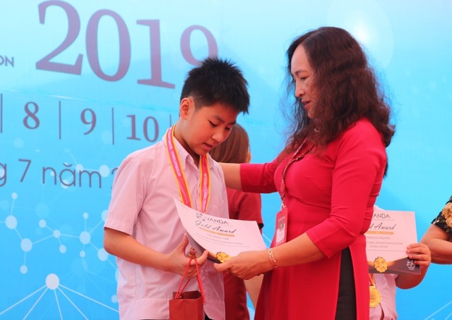 Đại diện Trường iSchool Hà Tĩnh trao giải Huy chương Vàng cho thí sinh.