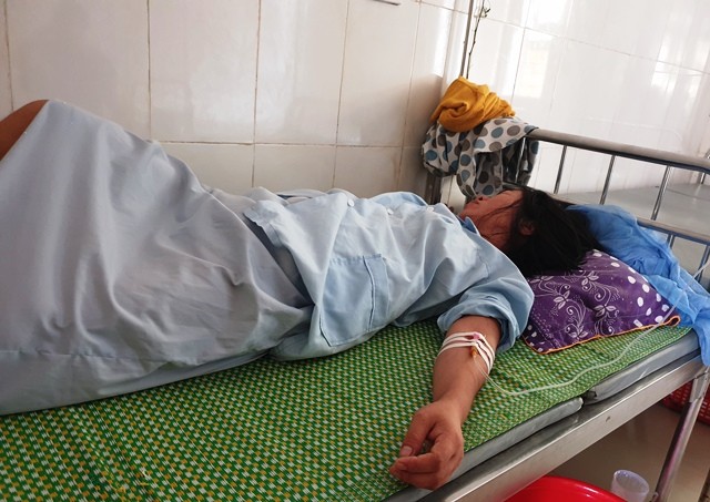 Chị Nguyễn Thị Tình đang điều trị tại Bệnh viện Đa khoa huyện Đức Thọ.