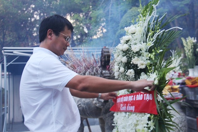 Thứ trưởng Lê Hải An dâng hoa tại Khu di tích lịch sử Ngã ba Đồng Lộc.