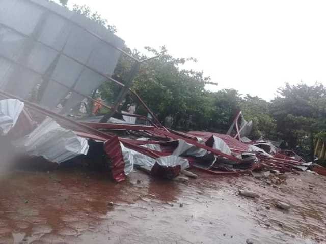 Toàn bộ mái tôn của dãy nhà hai tầng của Trường Tiểu học Ngọc Sơn bị hất xuống sân.