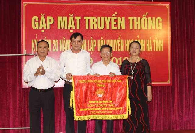 Hội khuyến học Hà Tĩnh đón nhận Cờ thi đua xuất sắc của Trung ương Hội khuyến học Việt Nam.
