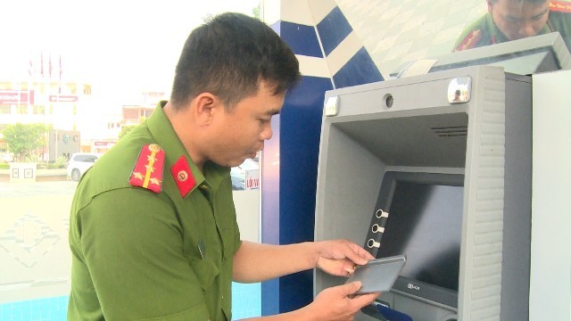 Lực lượng công an tỉnh đang truy tìm đối tượng lắp thiết bị trộm dữ liệu tại cây ATM.