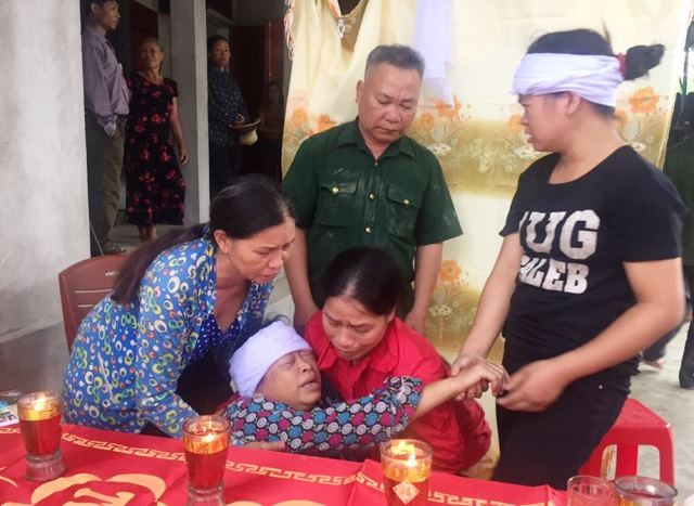 Bà Nguyễn Thị Anh khóc ngất bên thi thể cậu con trai.