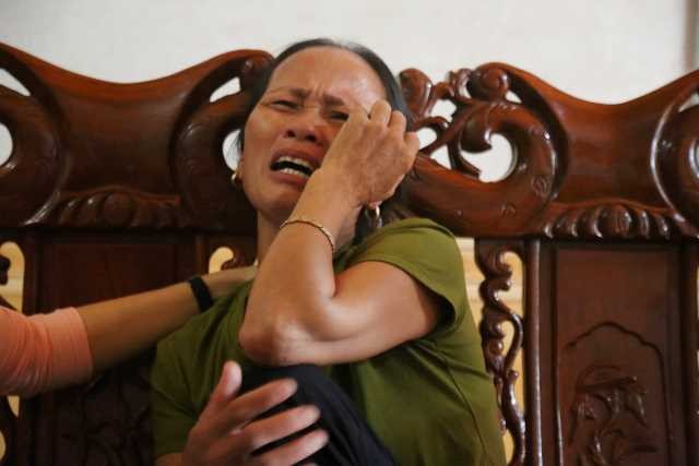 Mẹ của anh Nguyễn Đình Lượng mấy ngày nay tinh thần bất ổn, khóc suốt ngày vì nghi con trai đã tử vọng trong chiếc xe Container ở Anh.