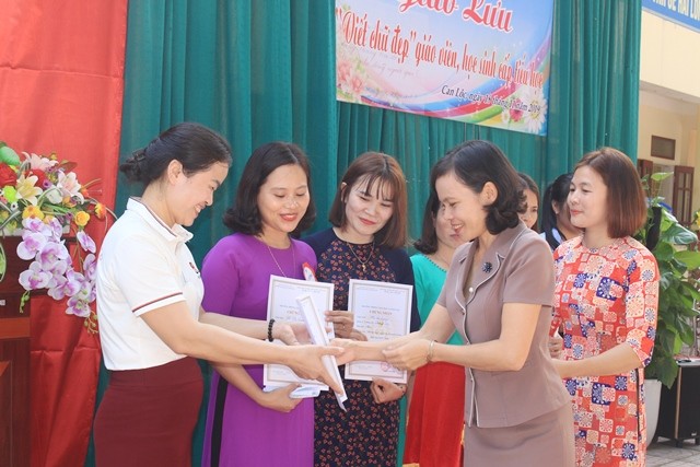 Bà Nguyễn Thị Hường, Trưởng phòng GD&ĐT trao giải cho các giáo viên.