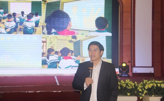 Vụ trưởng Vụ Giáo dục Tiểu học Thái Văn Tài trao đổi tại hội nghị.