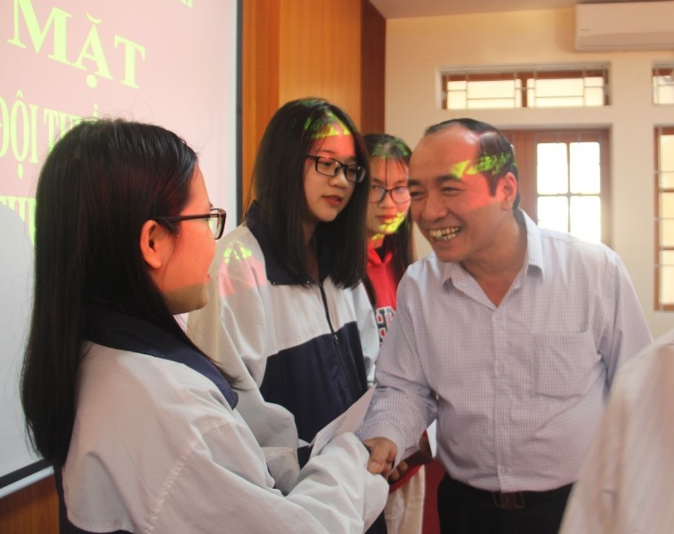 Ông Trần Trung Dũng, Giám đốc Sở GD&ĐT Hà Tĩnh chúc mừng các em dự thi HSG quốc gia.