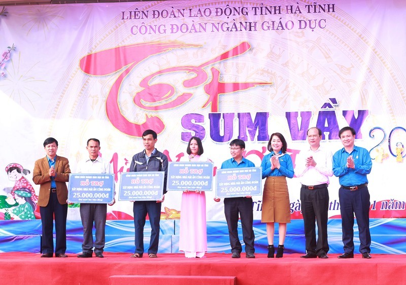 “Tết sum vầy” trao 419 suất quà cho giáo viên, học sinh tại Hà Tĩnh