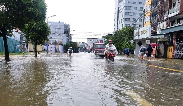 Đường tại thành phố Huế bị ngập hầu hết.
