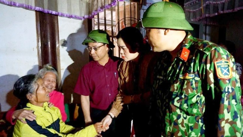 Lãnh đạo huyện Hương Khê đến chia sẻ nỗi đau mất mát của gia đình chiến sĩ Cao Văn Thắng.