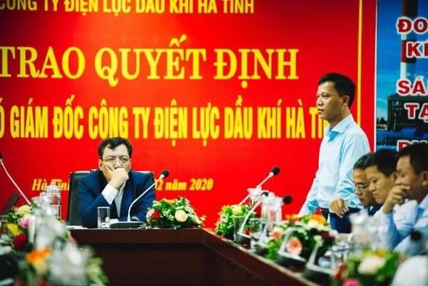 Ông Ngô Văn Chiến (người đang đứng) - Giám đốc PV Power Hà Tĩnh trong một lần dự họp ở công ty.