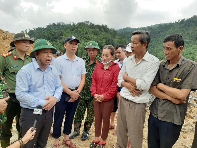 Ông Phan Ngọc Thọ, Chủ tịch UBND tỉnh Thừa Thiên Huế chia sẻ đến người thân các nạn nhân ngay tại hiện trường tìm kiếm.