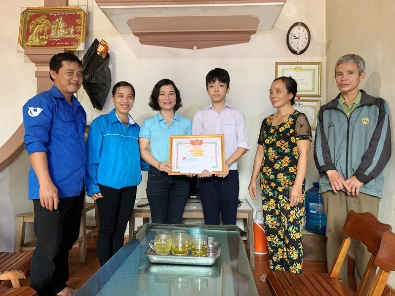 Huyện Đoàn Đức Thọ trao giấy khen cho em Phan Văn Quang.