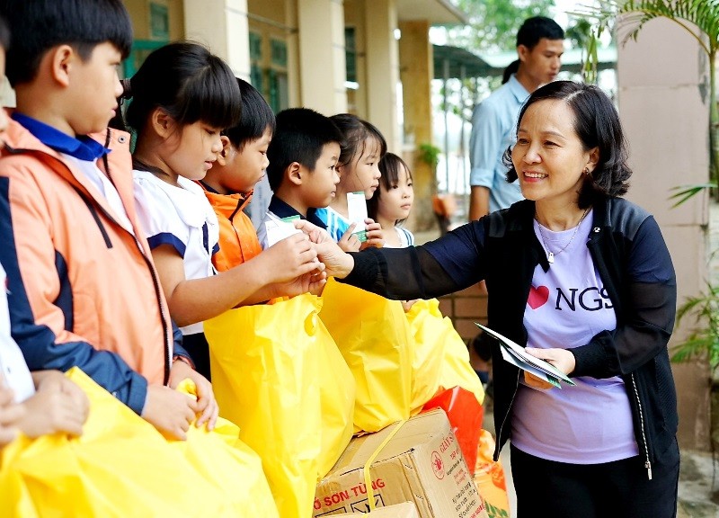 Cô Lê Thúy Hải, đại diện lãnh đạo trường Newton trao tặng cho các bạn học sinh có hoàn cảnh khó khăn.