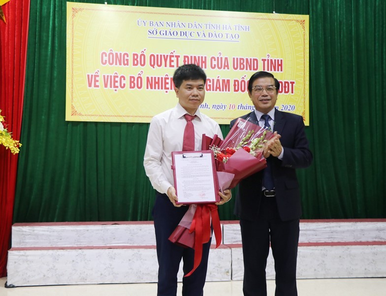 Lãnh đạo tỉnh Hà Tĩnh trao quyết định bổ nhiệm ông Nguyễn Hồng Cường - Phó Giám đốc Sở GD&ĐT Hà Tĩnh.