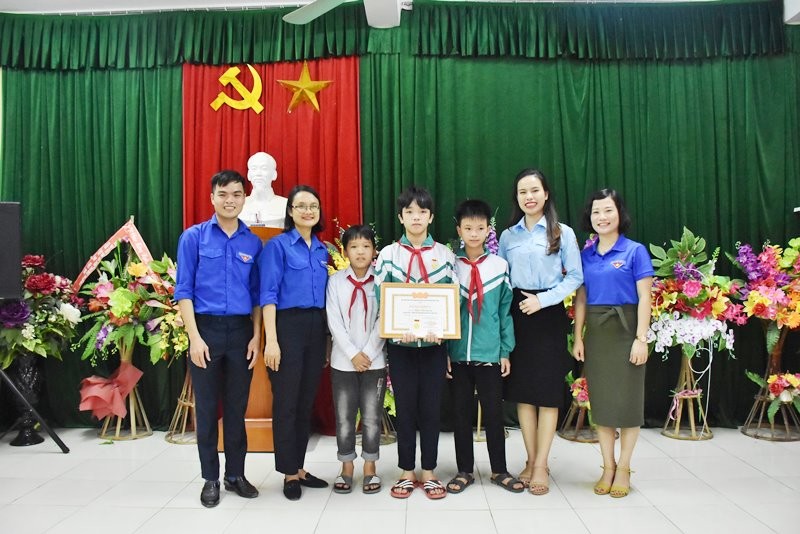 Thừa ủy quyền của BCH Trung ương Đoàn, Tỉnh đoàn Hà Tĩnh đã trao tặng Huy hiệu “Tuổi trẻ dũng cảm” cho em Phan Văn Quang.
