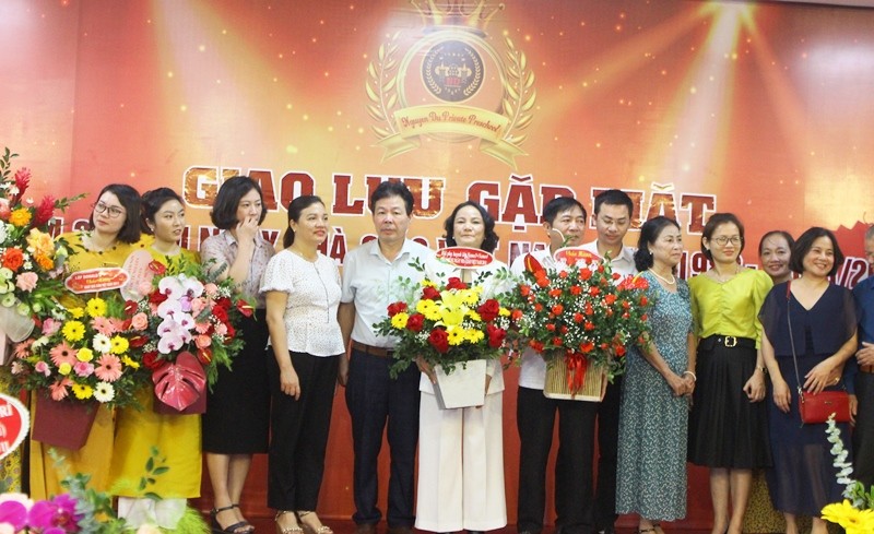 Ban lãnh đạo nhà trường tặng hoa tri ân các cựu giáo chức.