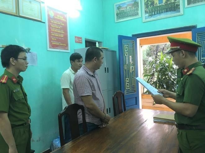 Cơ quan công an đọc lệnh khởi tố bị can Nguyễn Phước Quý Tuấn.