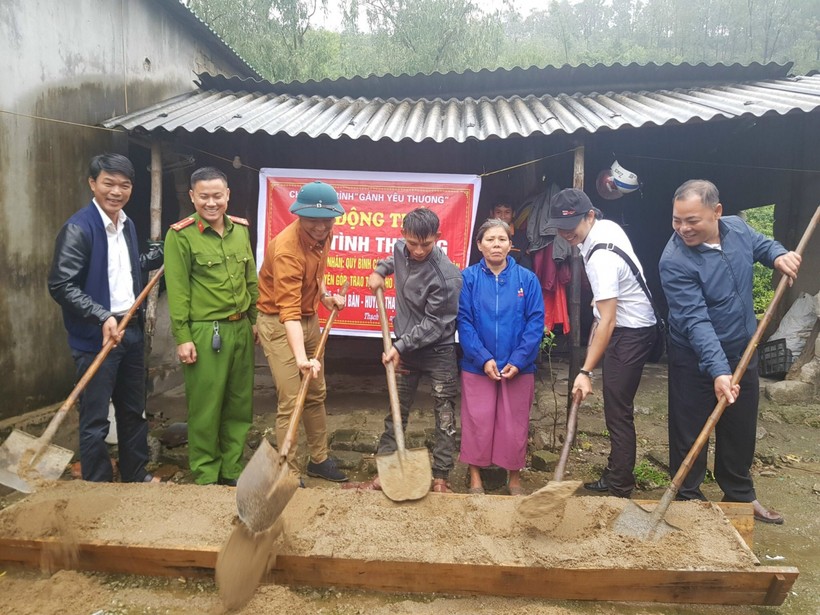 Diễn viên Quý Bình và đoàn từ thiện xúc những ven cát đầu tiên động thổ căn nhà bà Nguyễn Thị Vân (xã Đỉnh Bàn, huyện Thạch Hà).