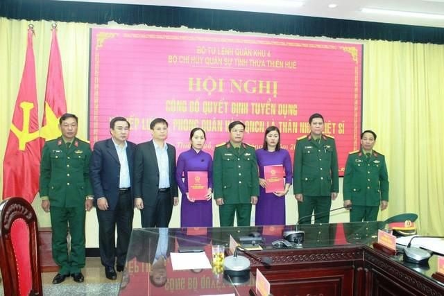 Bộ chỉ huy quân sự Thừa Thiên Huế trao quyết định tuyển dụng và trao quân hàm quân nhân chuyên nghiệp cho thân nhân các liệt sỹ hy sinh Rào Trăng 3.