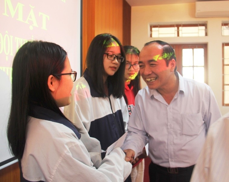 Ông Hoàng Trung Dũng, Giám đốc Sở GD&ĐT Hà Tĩnh chúc mừng các em đạt học sinh giỏi vào năm 2019.