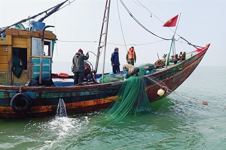 Tàu cá đánh bắt hải sản trái phép tại vùng biển Hà Tĩnh.