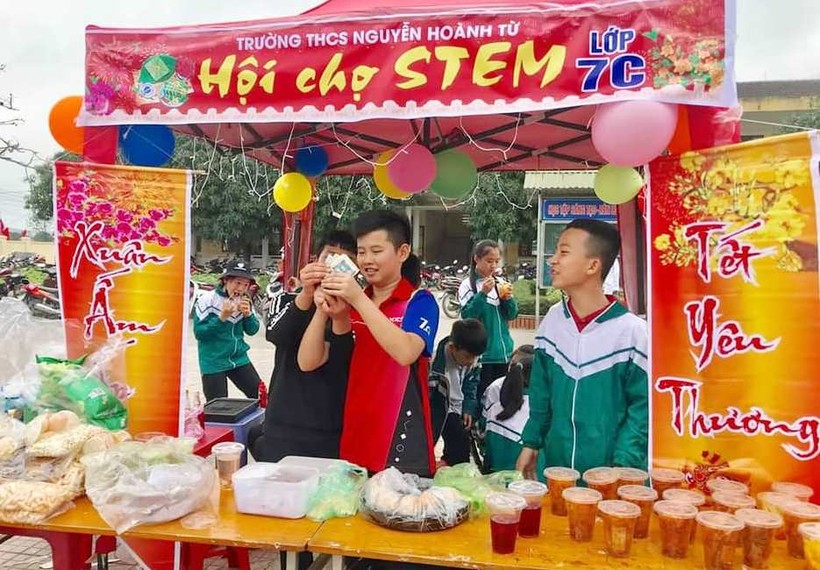 Hội chợ Xuân của các em học sinh Trường THCS Nguyễn Hoành Từ.
