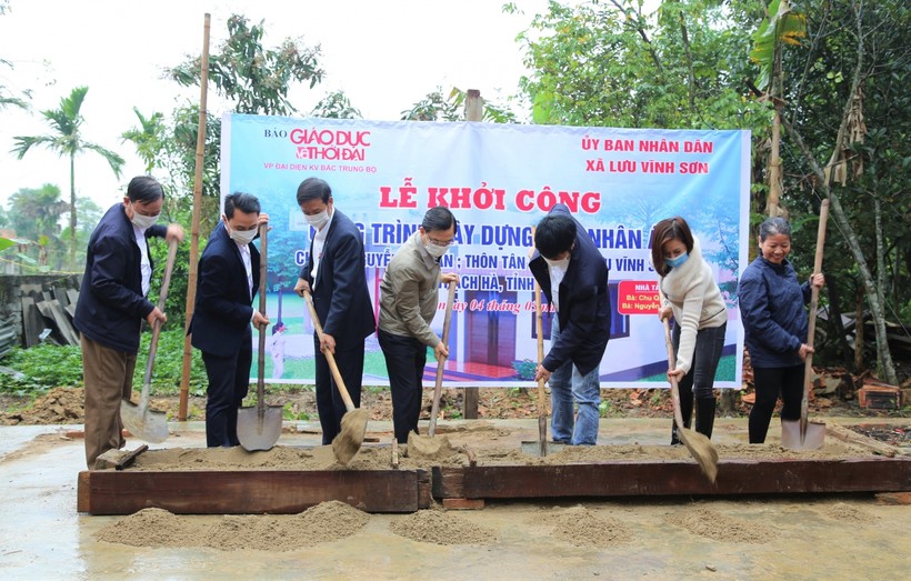 Động thổ xây dựng nhà cho bà Nguyễn Thị Lan.