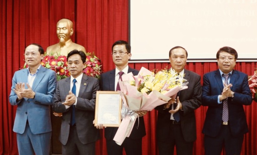 Ông Nguyễn Trọng Hiếu nhận quyết định và hoa chúc mừng từ lãnh đạo tỉnh.