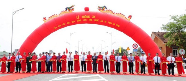 Lễ cắt băng thông cầu Cửa Hội nối đôi bờ sông Lam 2 tỉnh Nghệ An và Hà Tĩnh.