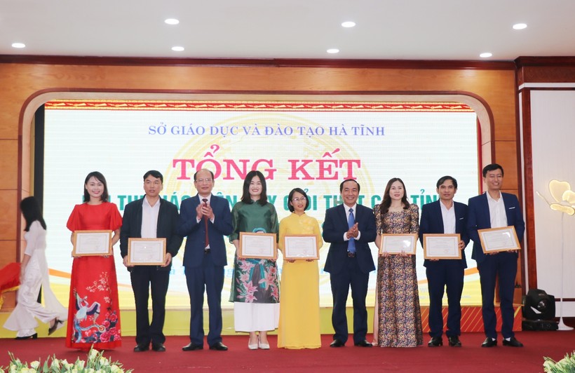 Lãnh đạo Sở GD&ĐT Hà Tĩnh trao giải Nhất cho các giáo viên.