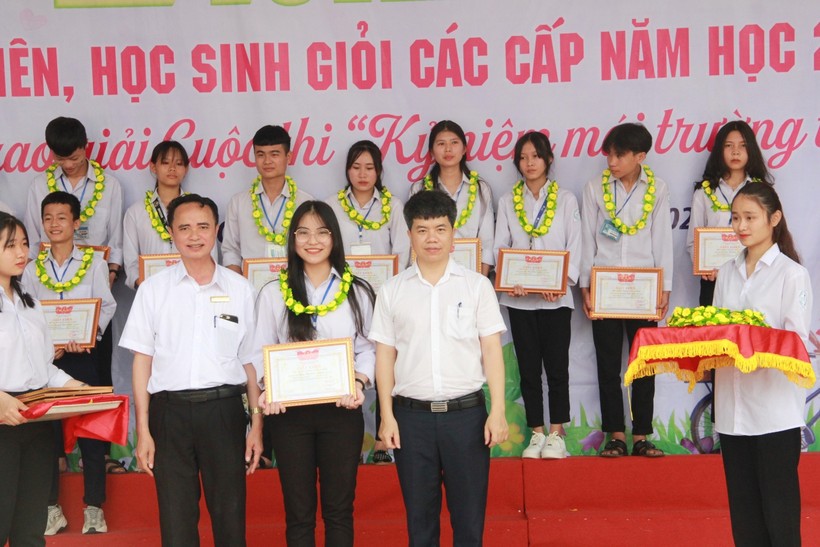 Lãnh đạo Sở GD&ĐT Hà Tĩnh, lãnh đạo Trường THPT Cẩm Bình Trao thưởng học sinh giỏi tỉnh.