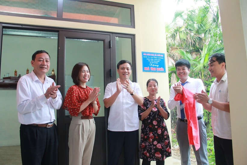 Lãnh đạo huyện Thạch Hà, lãnh đạo Báo GD&TĐ làm lễ găn biển nhà tỉnh nghĩa cho bà Nguyễn Thị Lan.