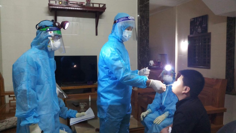 Cán bộ y tế lấy mẫu xét nghiệm cho người dân nơi bệnh nhân COVID-19 cư trú ở huyện Thạch Hà, Hà Tĩnh.