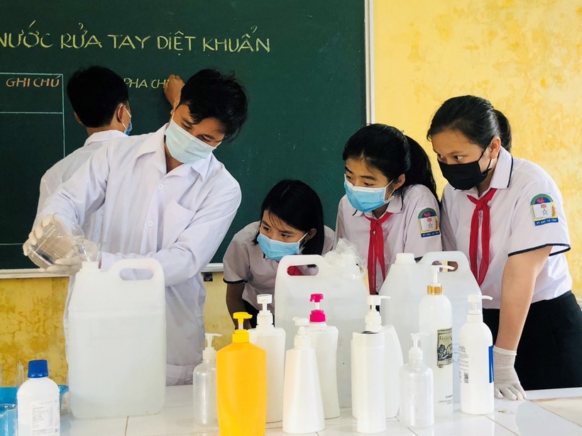 Giáo viên, học sinh trường THCS Kỳ Tân đang pha chế dung dịch sát khuẩn.
