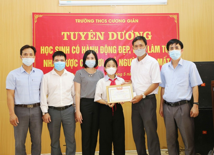 Ban giám hiệu Trường THCS Cương Gián tuyên dương em Dương Thị Ngọc Ánh đã có hành động đẹp.