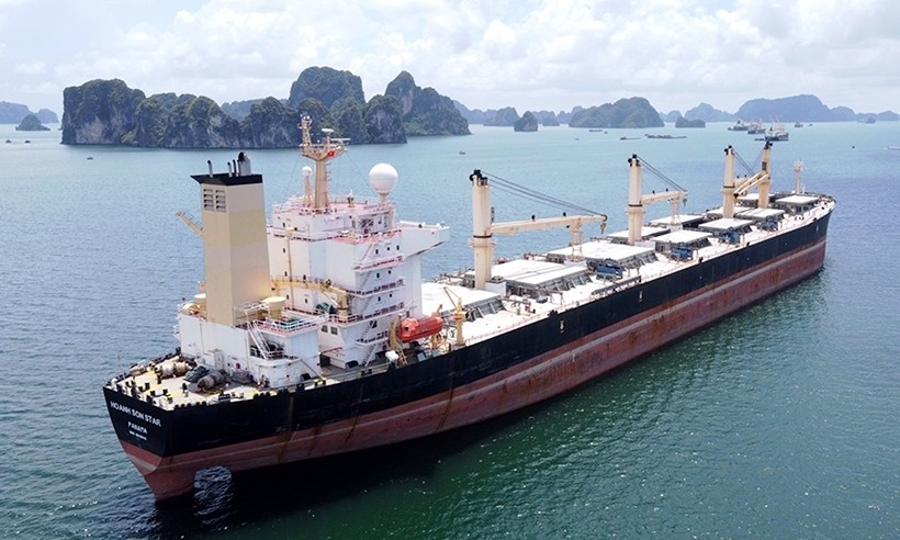 Tàu vận tải biển 70.000 tấn của Tập đoàn Hoành Sơn vận chuyển than từ Quảng Ninh cung cấp cho các nhà máy nhiệt điện ở Hà Tĩnh.