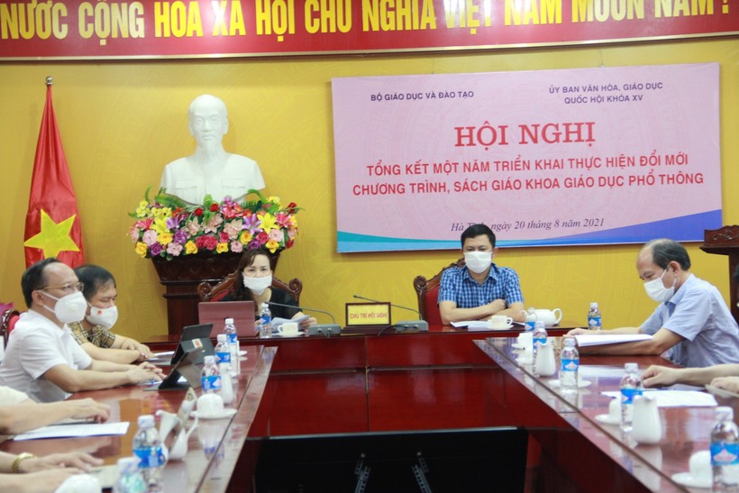 Ông Lê Ngọc Châu, Phó chủ tịch UBND tỉnh Hà Tĩnh chủ trì buổi họp trực tuyến.