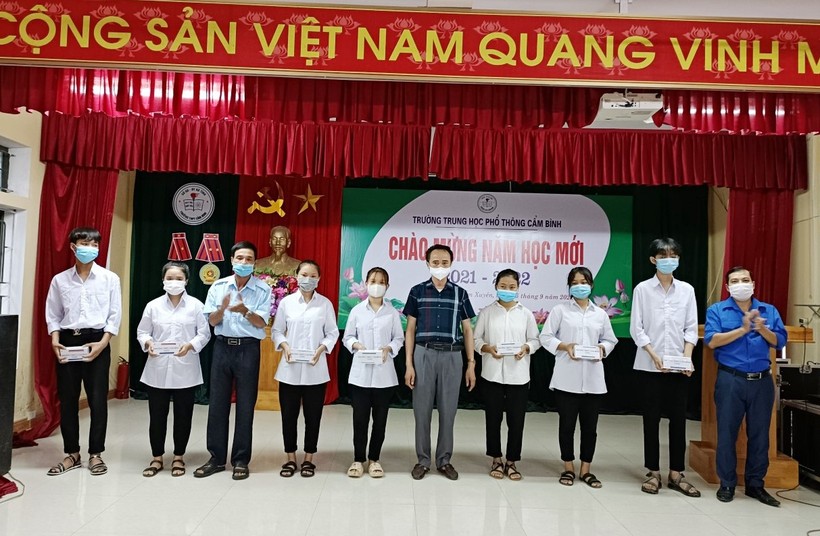 Thầy Nguyễn Văn Quang - Hiệu trưởng Trường THPT Cẩm Bình trao điện thoại cho các học sinh.