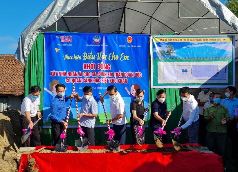 Chủ tịch UBND tỉnh Hà Tĩnh Võ Trọng Hải cùng lãnh đạo sở, ban, ngành dự lễ khởi công nhà tình nghĩa.
