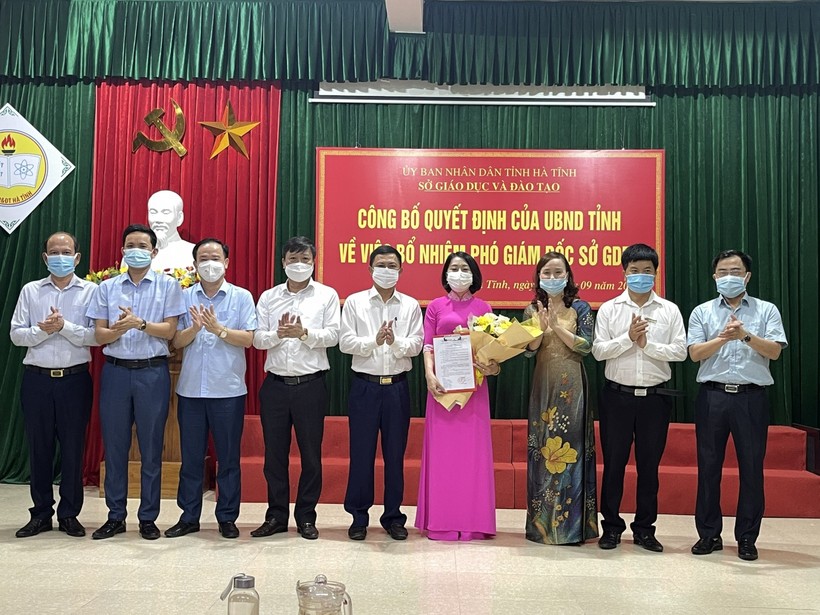 Trao quyết định bổ nhiệm Phó giám đốc Sở GD&ĐT Hà Tĩnh cho bà Nguyễn Thị Nhung Quyên.
