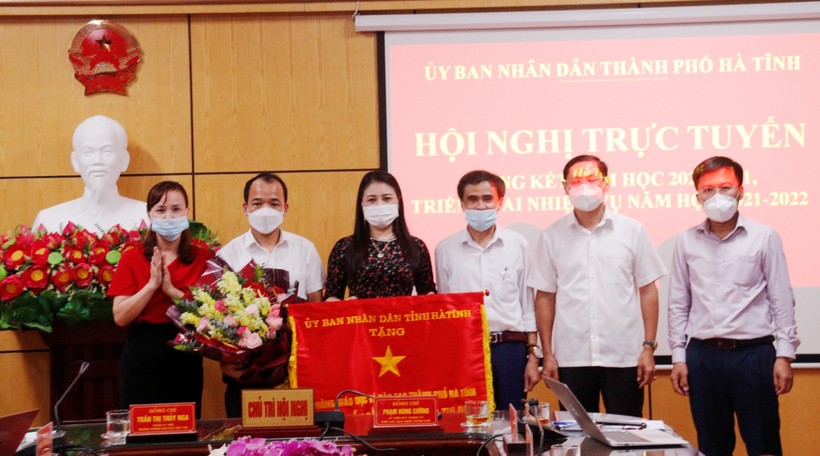 Ngành giáo dục thành phố Hà Tĩnh được xếp loại Xuất sắc, dẫn đầu toàn tỉnh và được UBND tỉnh tặng cờ thi đua xuất sắc.