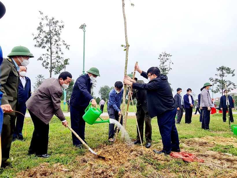 Lãnh đạo tỉnh, lãnh đạo thành phố Hà Tĩnh tham gia trông cây tại buổi lễ phát động.