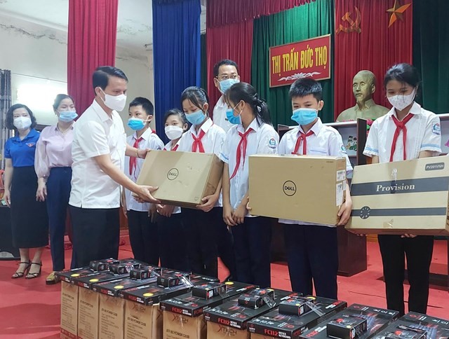 Doanh nghiệp hỗ trợ máy tính cho các em học sinh tại Hà Tĩnh.