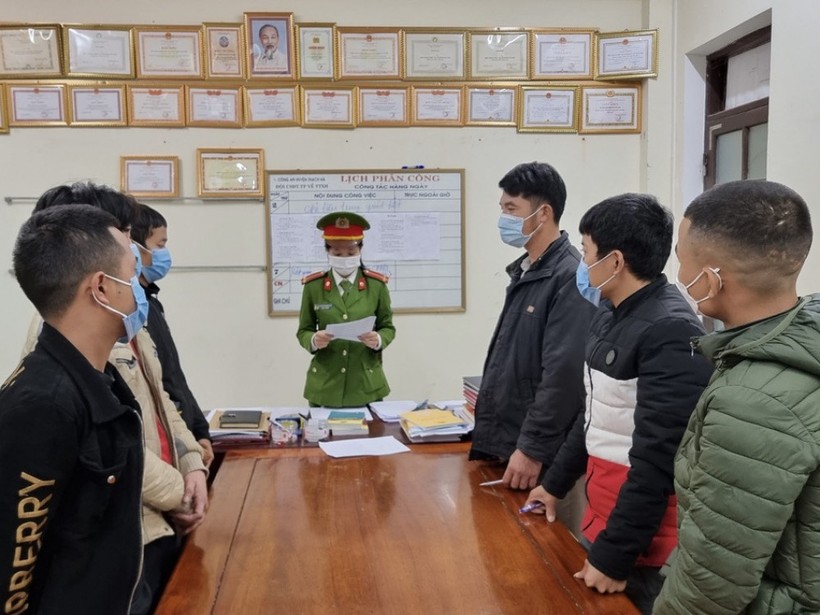 Cơ quan Cảnh sát điều tra Công an huyện Thạch Hà đọc các quyết định khởi tố.
