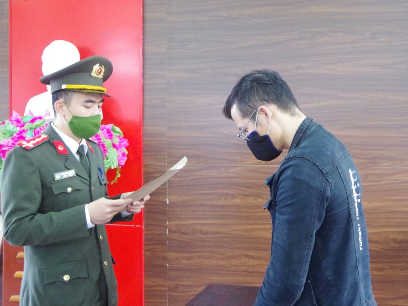 Cơ quan chức năng tống đạt quyết định khởi tố bị can Nguyễn Đức Hùng.
