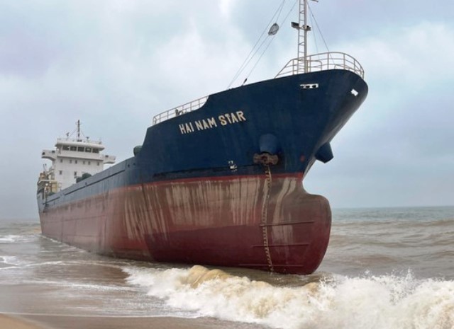 Tàu Hải Nam Star bị đứt dây neo, trôi dạt vào bờ biển thuộc vùng biển Hà Tĩnh.