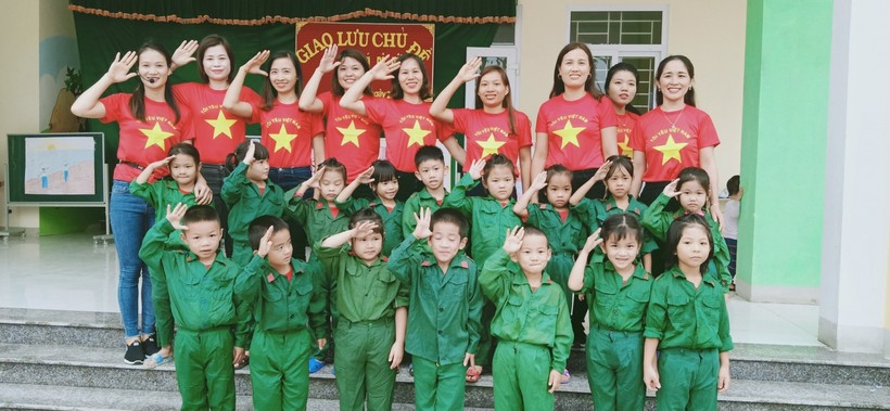 Cán bộ, giáo viên, học sinh Trường Mầm non Xuân Lộc trong một buổi chụp ảnh kỷ niệm.