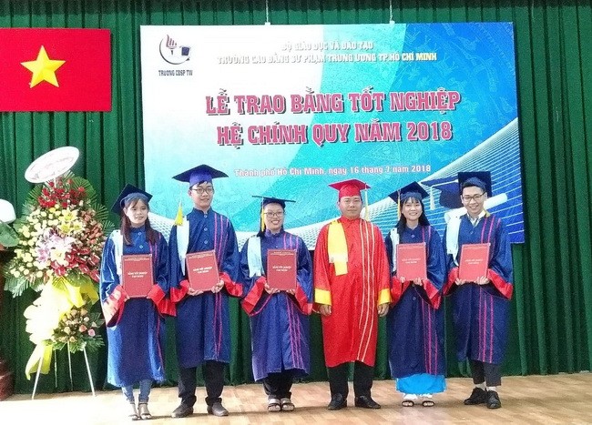 ThS Nguyễn Nguyên Bình – Phó Hiệu trưởng Trường CĐ SP TW TPHCM trao bằng tốt nghiệp cho các Thủ khoa